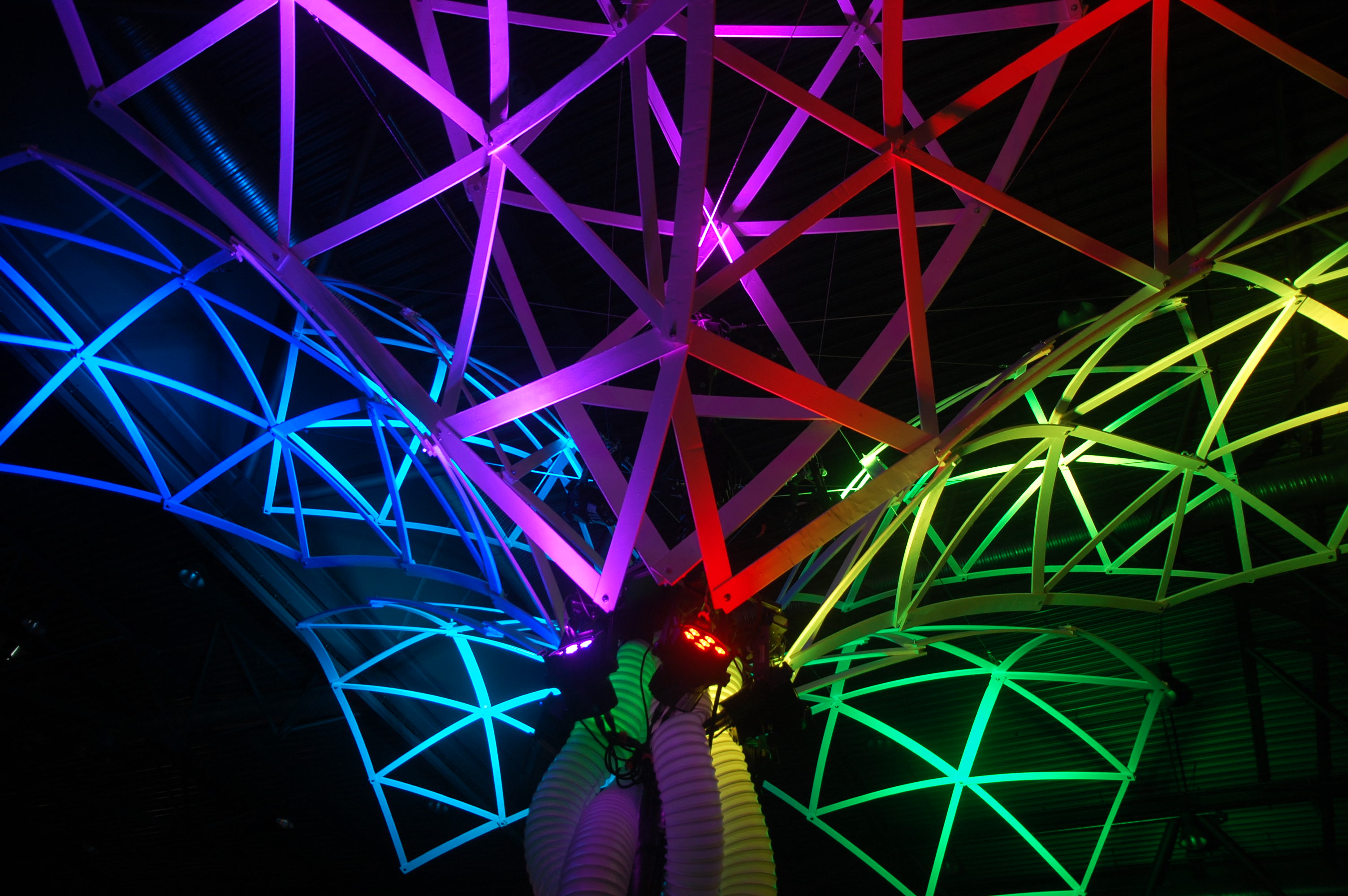 Palm tree installation. Concept by Simon, built by the Hackspace Siegen, first installment at the Chaos Communication Congress 2018. Photo by Simon Budig, CC BY-NC-ND